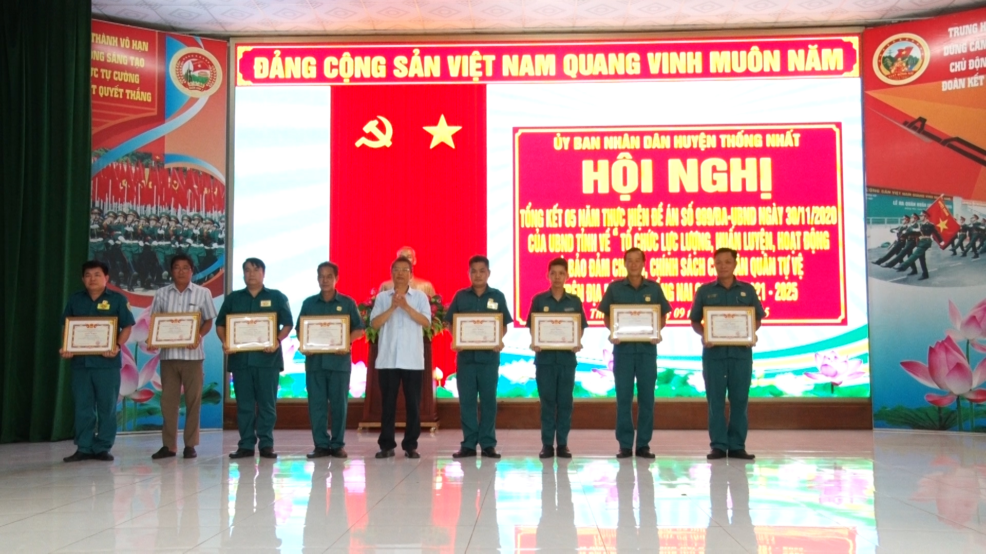Chủ tịch UBND huyện Mai Văn Hiền trao giấy khen của UBND huyện cho các tập thể tại hội nghị.jpg