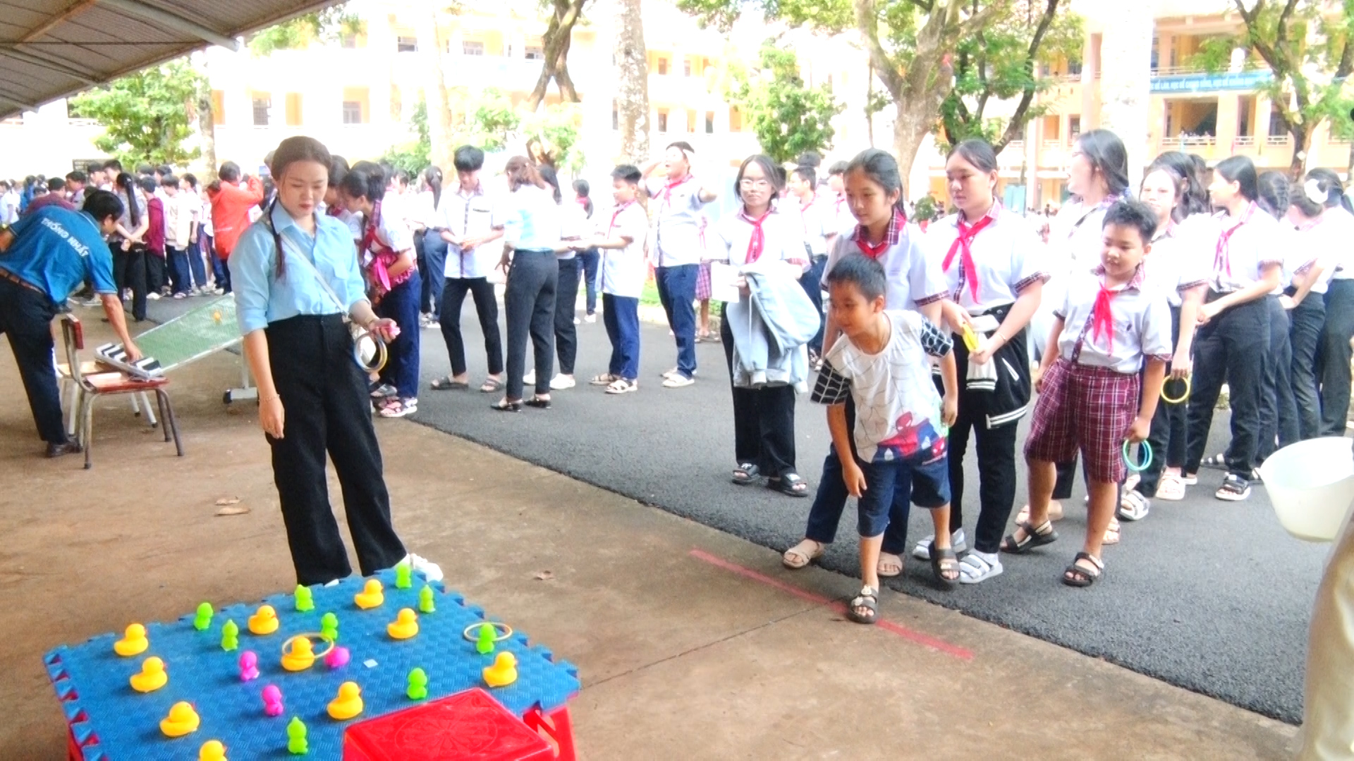 Các em tham gia trò chơi thảy vòng vịt.jpg
