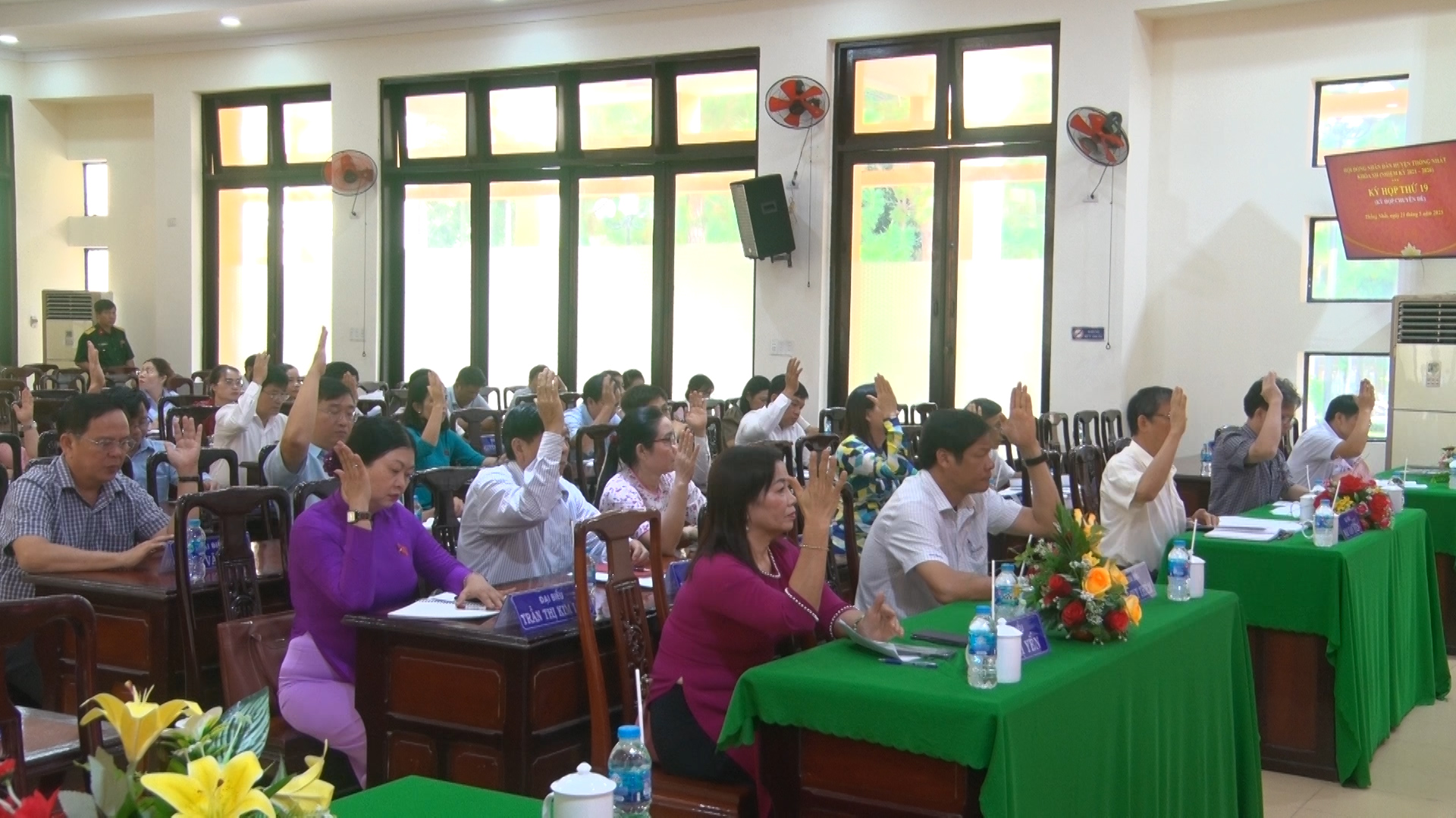 Các đại biểu tham dự kỳ họp tán thành các Nghị quyết tại kỳ họp.jpg