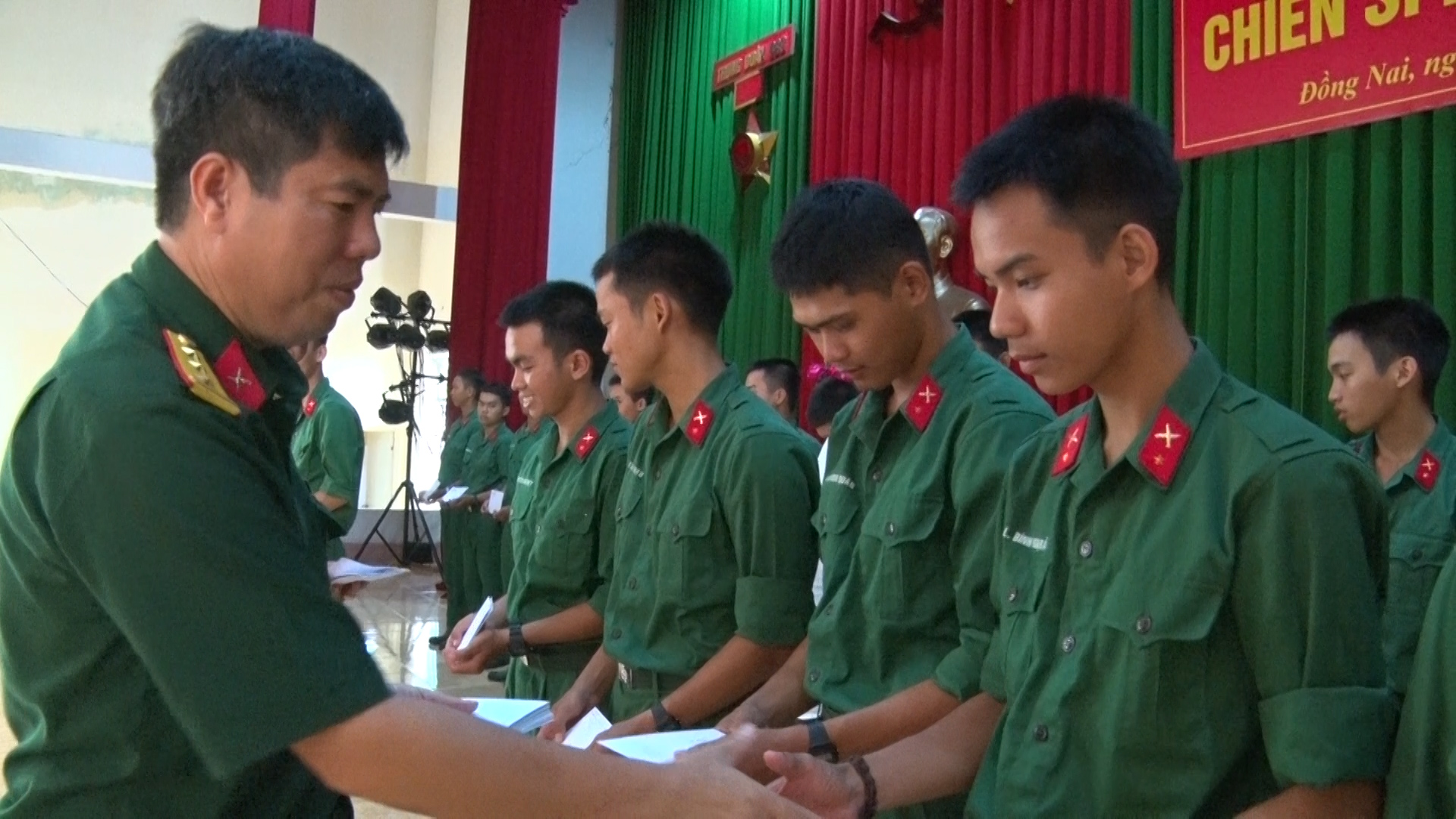 Thượng tá Nguyễn Văn Đắc, Ủy viên Ban TVHU, Chỉ huy trưởng Ban Chỉ huy quân sự huyện tặng quà cho các chiến sĩ.jpg