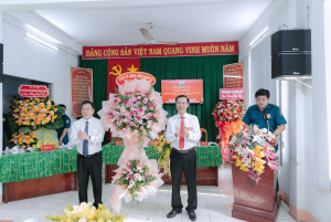 Đồng chí Trần Văn Danh Phó Bí thư Thường trực Đảng ủy xã tặng hoa chúc mừng đại hội Copy