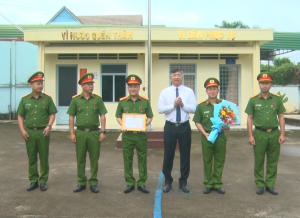 Khen thưởng đột xuất tập thể công an xã tại buổi sinh hoạt dưới cờ.