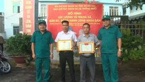 Trao 400 suất ăn sáng và phần quà cho học sinh và người dân.