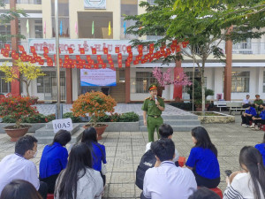 Công an xã Thống Nhất tuyên truyền, phổ biến giáo dục pháp luật về phòng chống tệ nạn xã hội và Luật an toàn giao thông tại trường THPT Kiệm Tân.