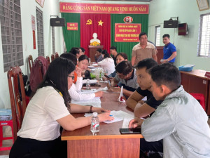 Cán bộ Thuế cơ sở 6 tỉnh Đồng Nai trao đổi, hướng dẫn người dân về chính sách thuế