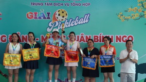 Ông Trần Văn Danh Phó Bí thư Thường trực Đảng ủy xã trao giải cho các vận động viên