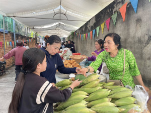 Xã Thống Nhất Cả nghìn người rủ nhau đi chợ bằng… lá cây.