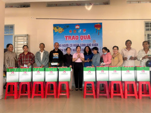 PHÒNG GIAO DỊCH NHCSXH THỐNG NHẤT TRAO QUÀ TẾT CHO HỘ NGHÈO VÀ GIA ĐÌNH CHÍNH SÁCH.