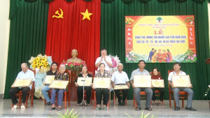 Lãnh đạo xã Thống Nhất trao Giấy chúc thọ, mừng thọ cho các cụ cao tuổi