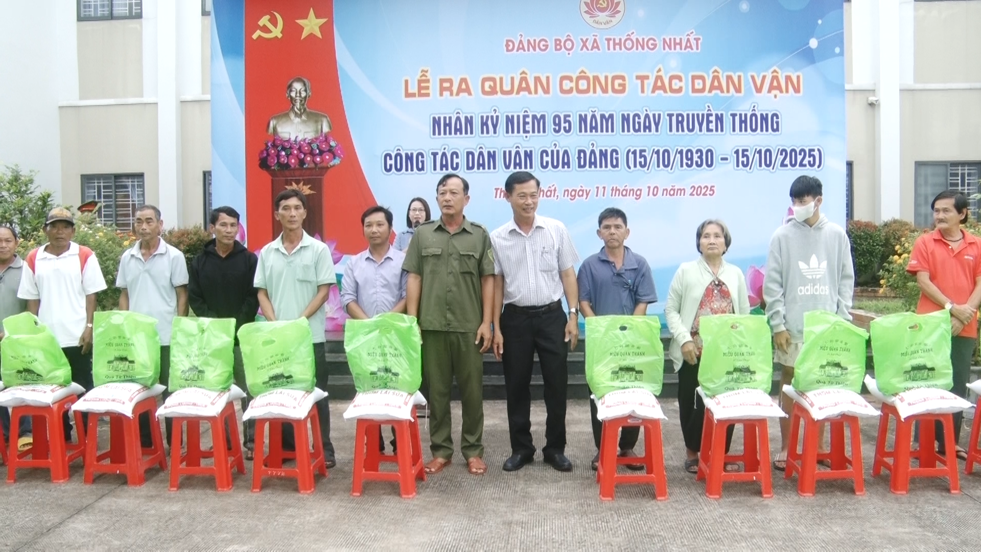 Đồng chí Trịnh Văn Trường Bí thư Đảng ủy, Chủ tịch HĐND xã trao quà cho các hộ dân có hoàn cảnh khó khăn