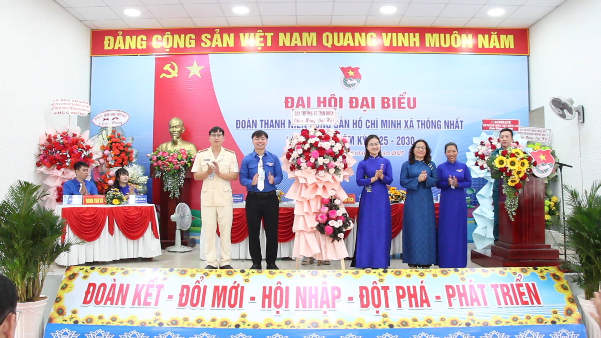 Lãnh đạo Ban Thường vụ tỉnh đoàn tặng hoa chúc mừng Đại hội