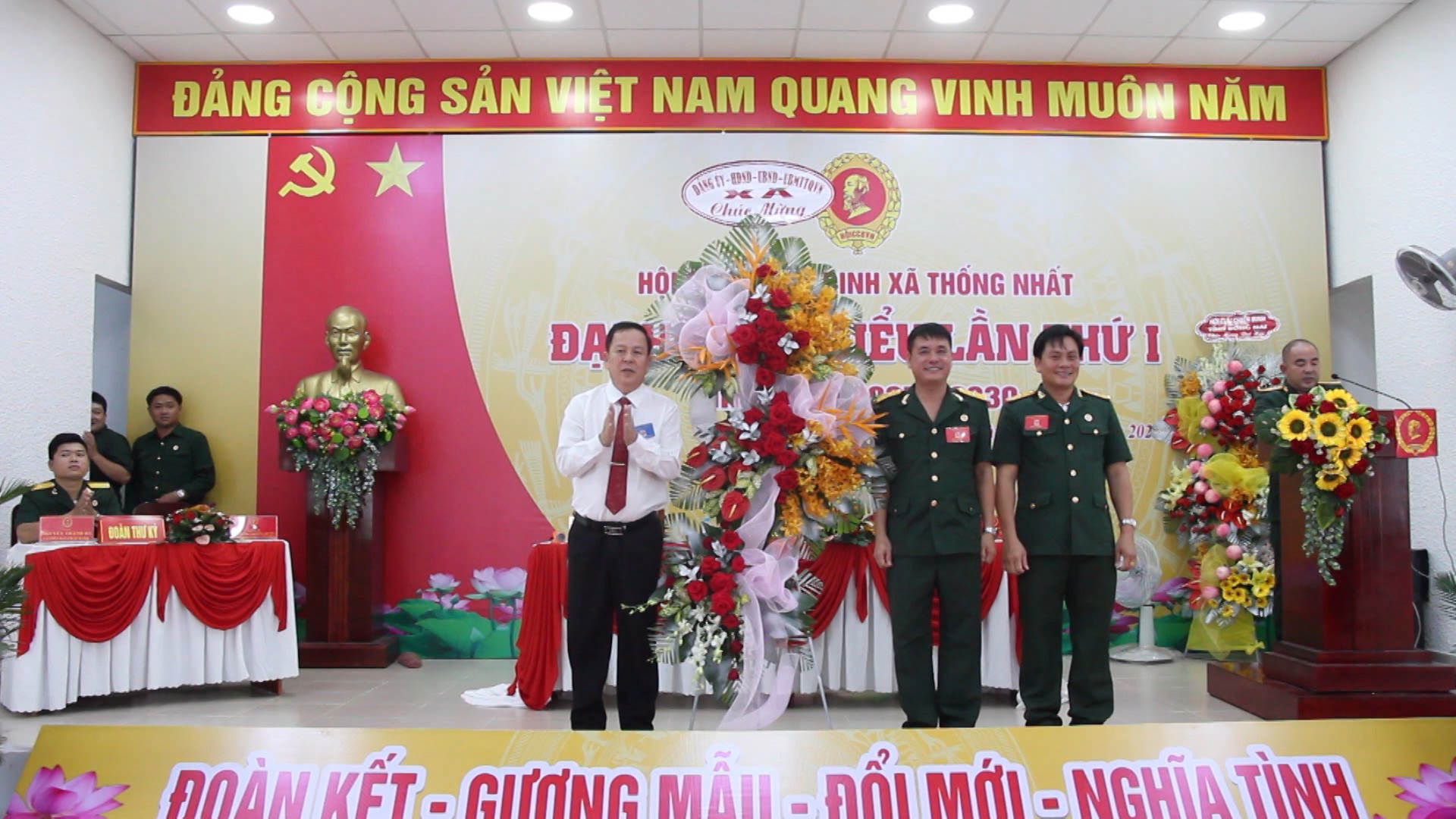 Đồng chí Trần Văn Danh Phó Bí thư Thường trực Đảng ủy tặng hoa chúc mừng Đại hội