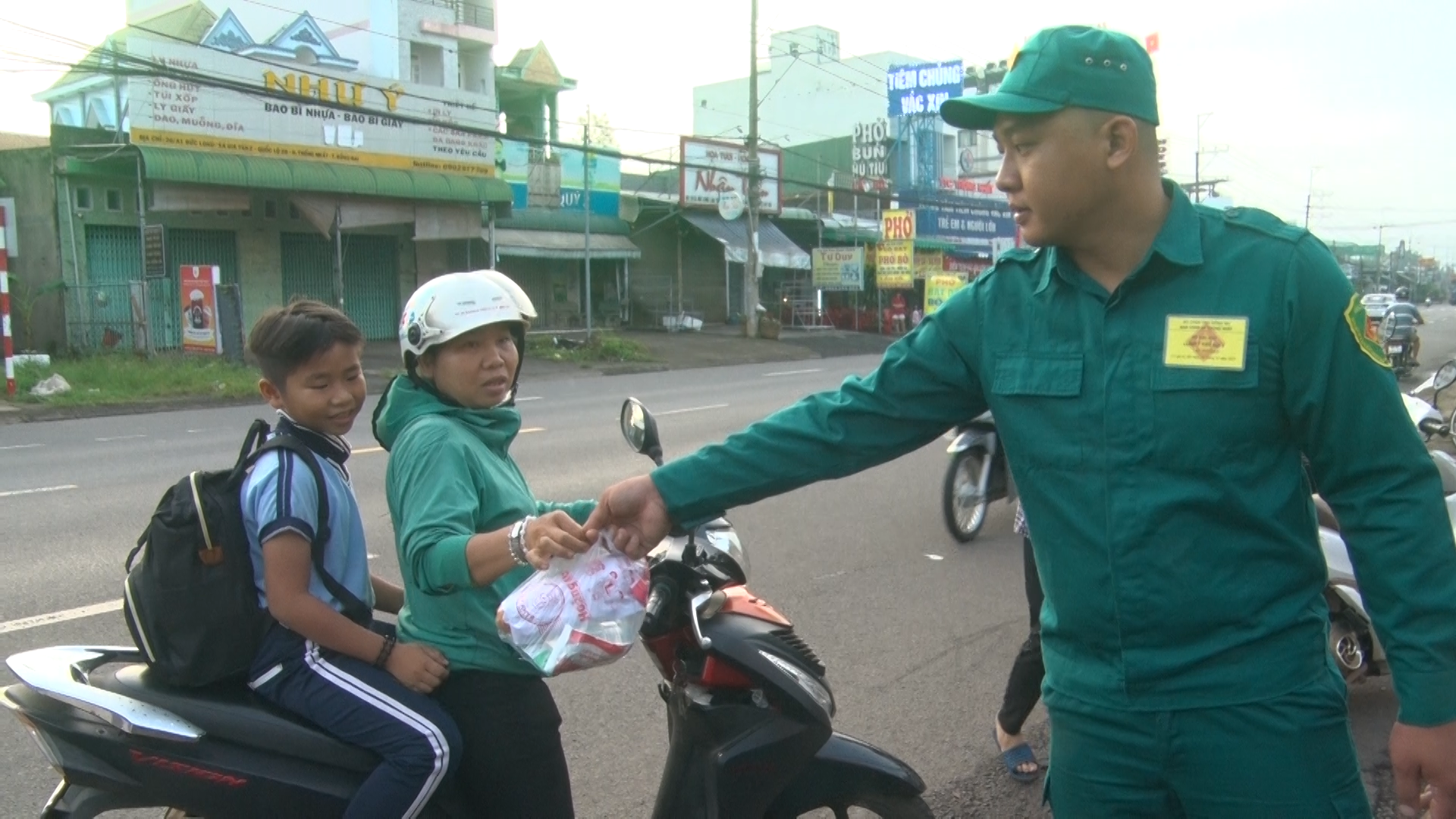 Lực lượng vũ trang xã trao suất ăn sáng cho học sinh