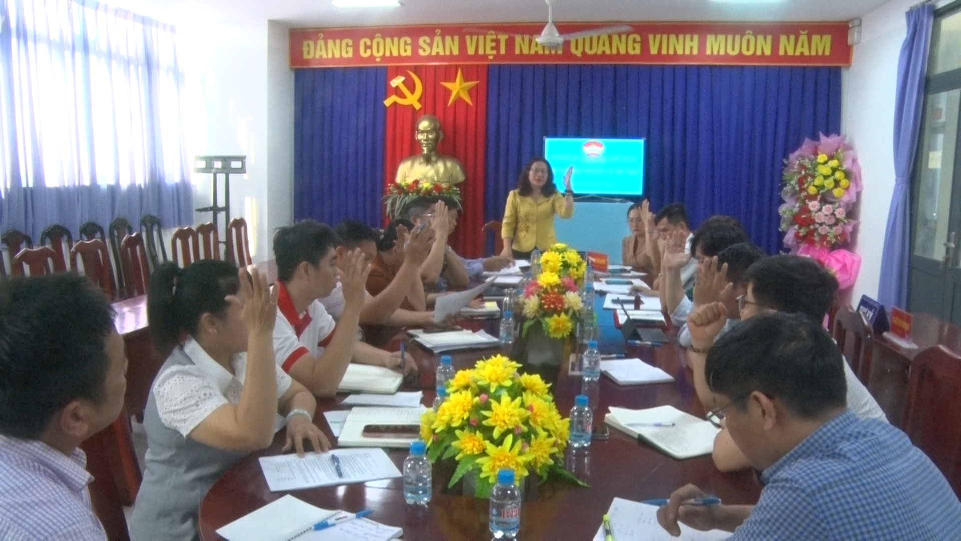 Đại biểu biểu quyết thống nhất dự kiến số lượng, cơ cấu, thành phần đại biểu HĐND xã nhiệm kỳ 2026 2031