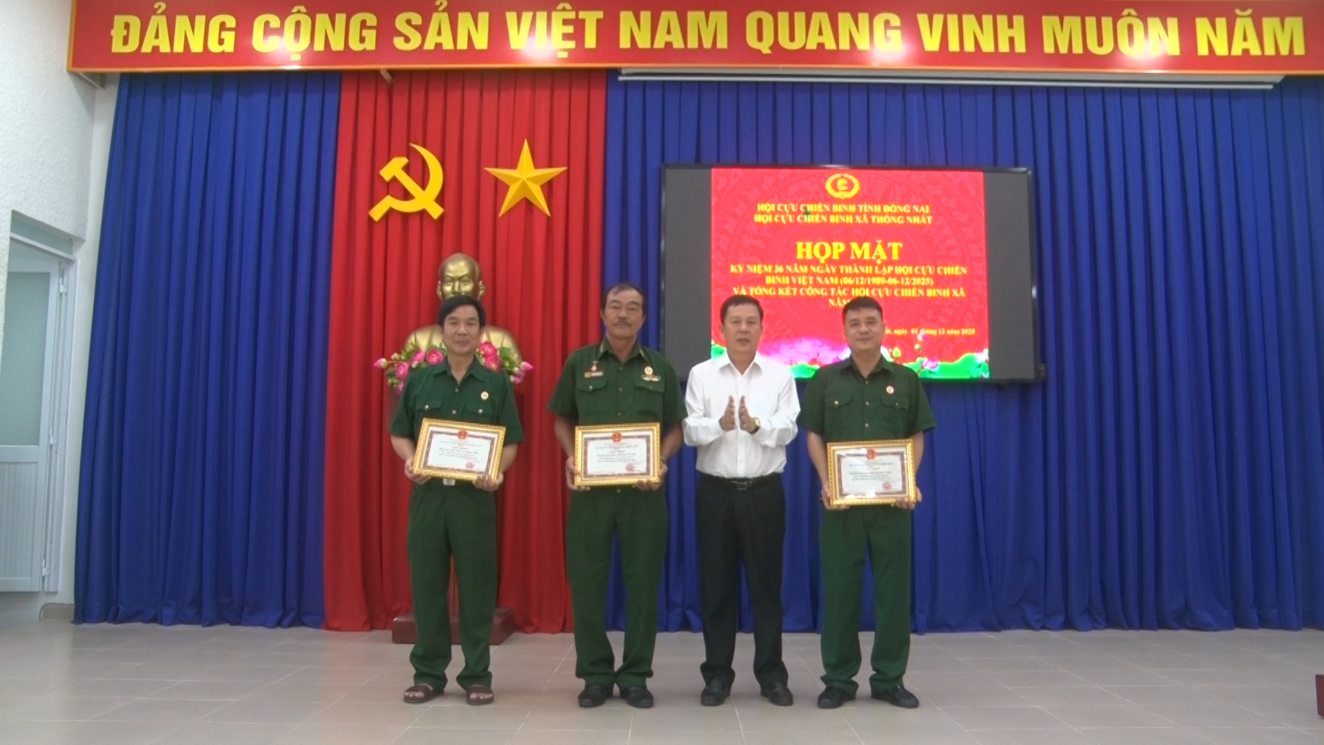 Đồng chí Trần Văn Danh Phó Bí thư thường trực Đảng ủy xã tặng giấy khen cho 3 tập thể có thành tích xuất sắc trong năm 2025