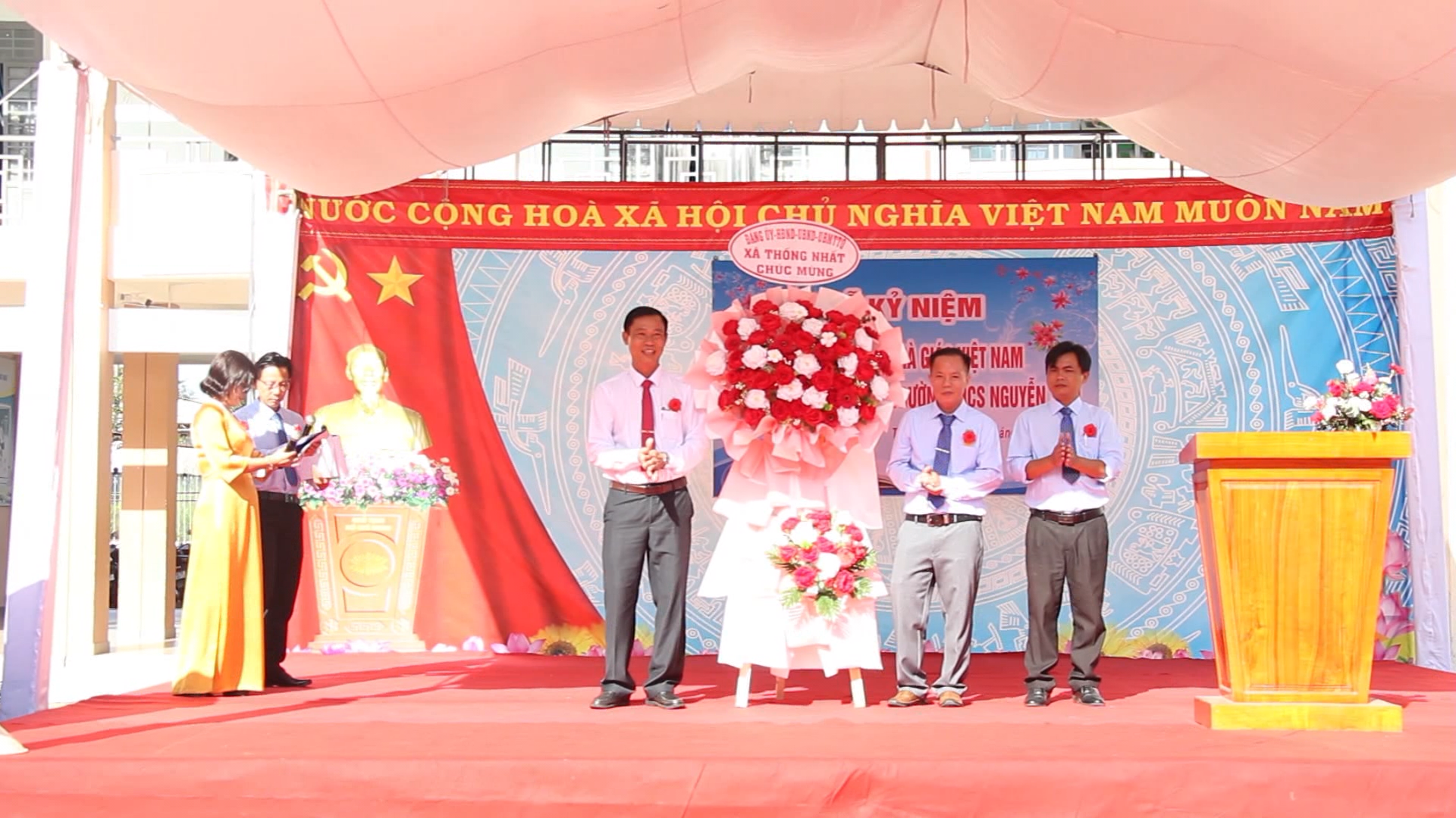 Đồng chí Trịnh Văn Trường Bí thư đảng ủy Chủ tịch HĐND xã Thống Nhất tặng hoa chúc mừng