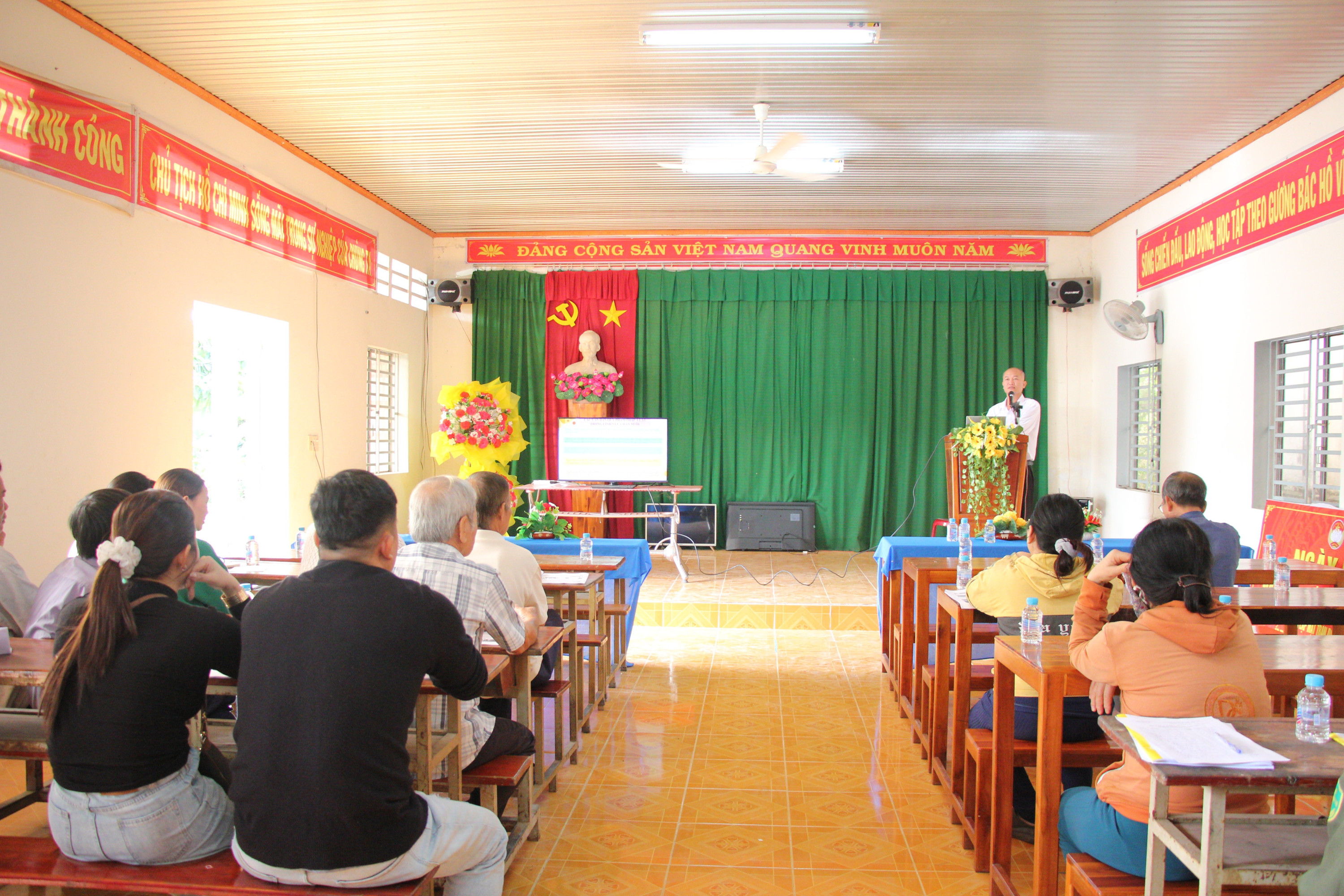 Ông Hồ Quốc Tuấn Phó Trưởng phòng Kinh tế tập huấn tuyên truyền cho các hộ chăn nuôi