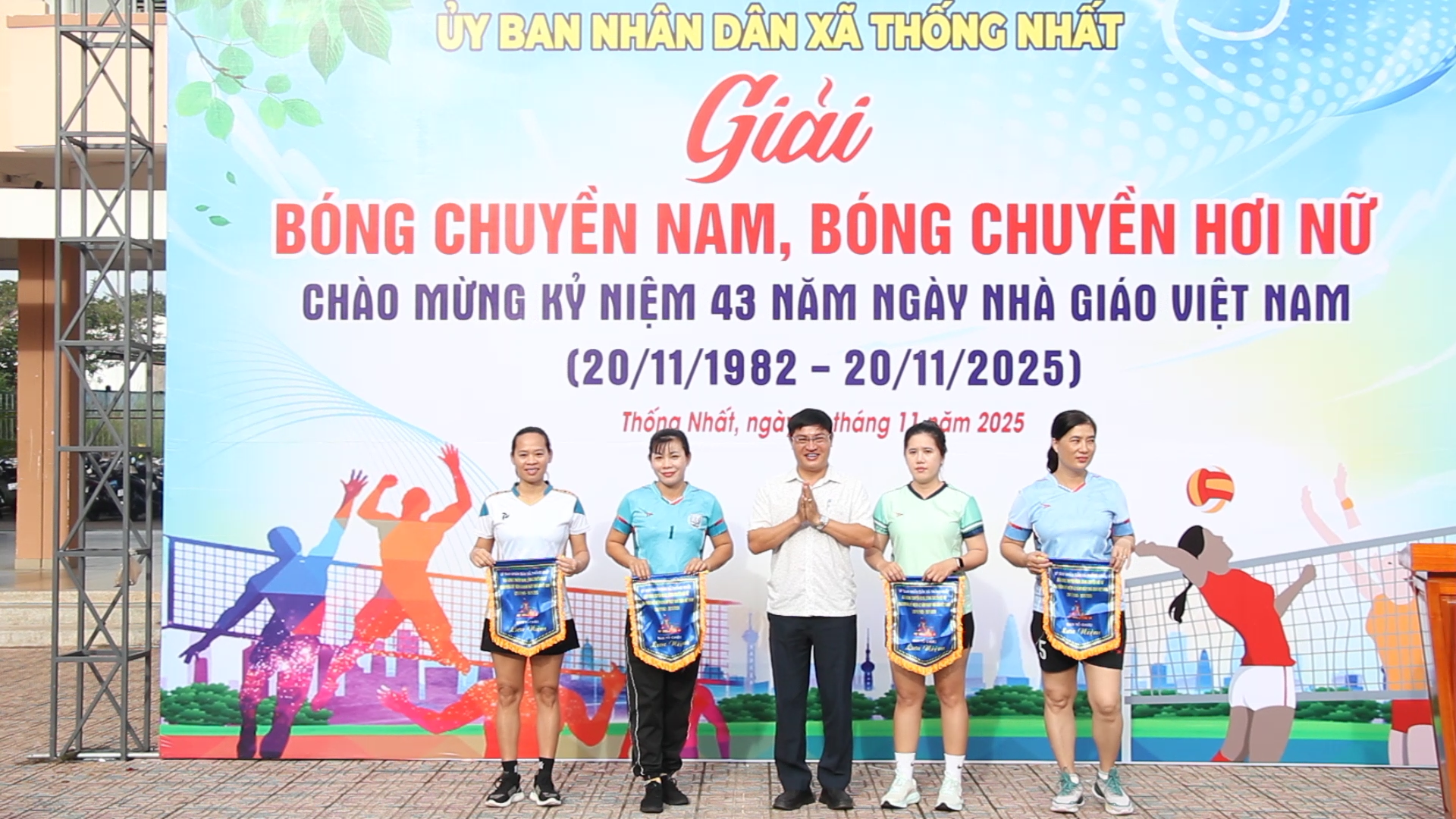 Ông Nguyễn Hữu Thắng trao cờ lưu niệm cho các đội bóng tham gia