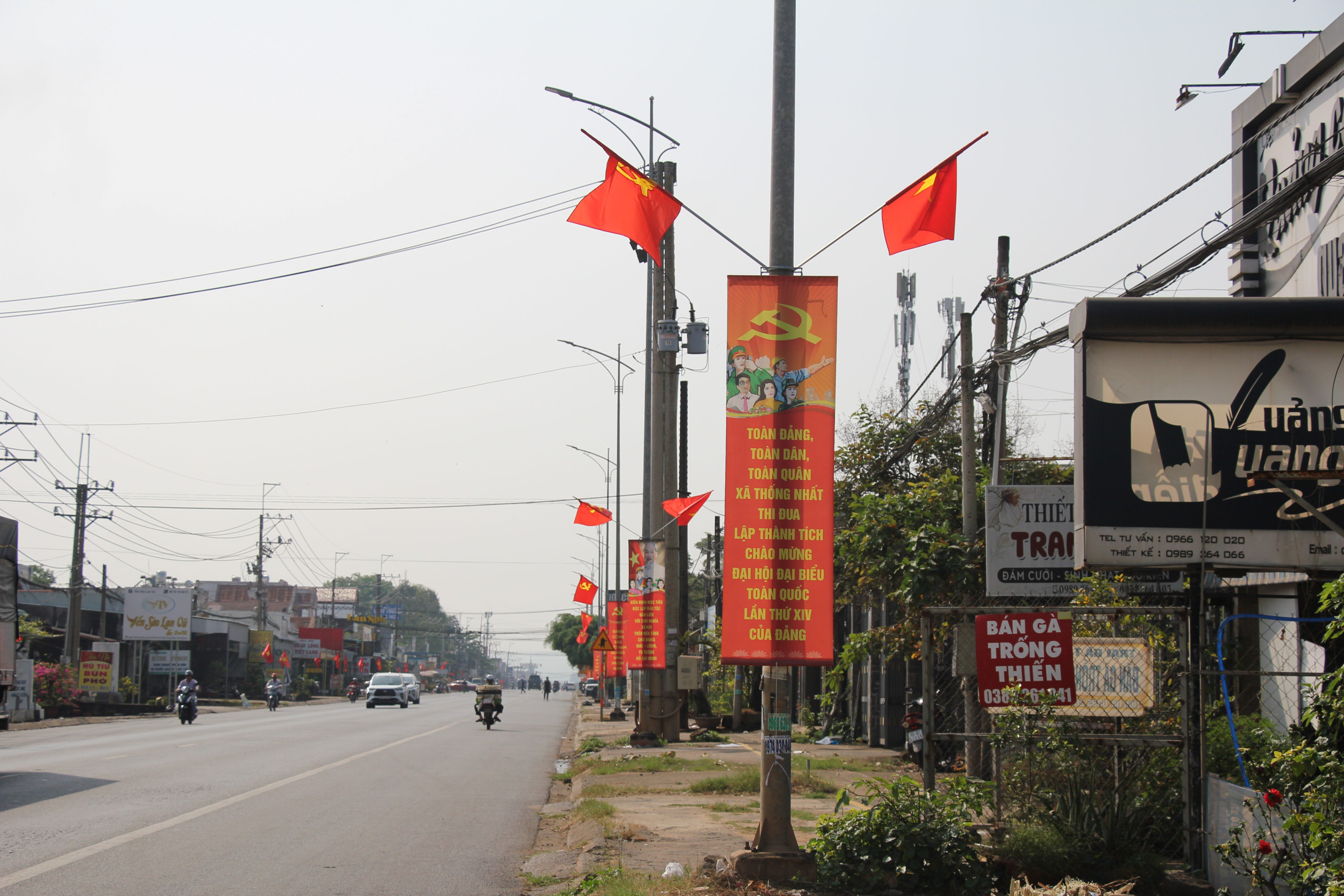 Cờ Đảng, cờ tổ quốc, pa no áp pic được triển khai đồng bộ trên trục chính Quốc lộ 20