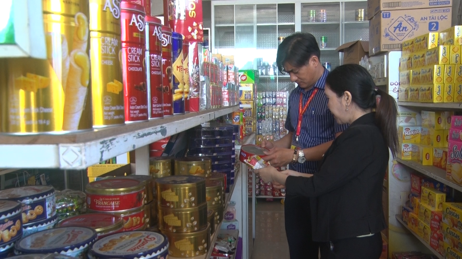 Đoàn kiểm tra liên ngành tỉnh Đồng Nai kiểm tra các mặt hàng bày bán tại Cửa hàng tiện lợi Tú Hiên ấp Dốc Mơ 1