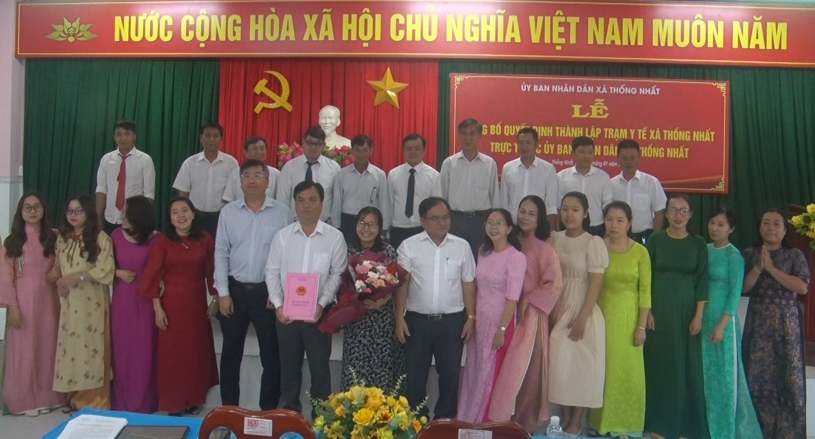 Đồng chí Phạm Hồng Đông Phó Bí thư Chủ tịch UBDN xã trao quyết định thành lập Trạm y tế