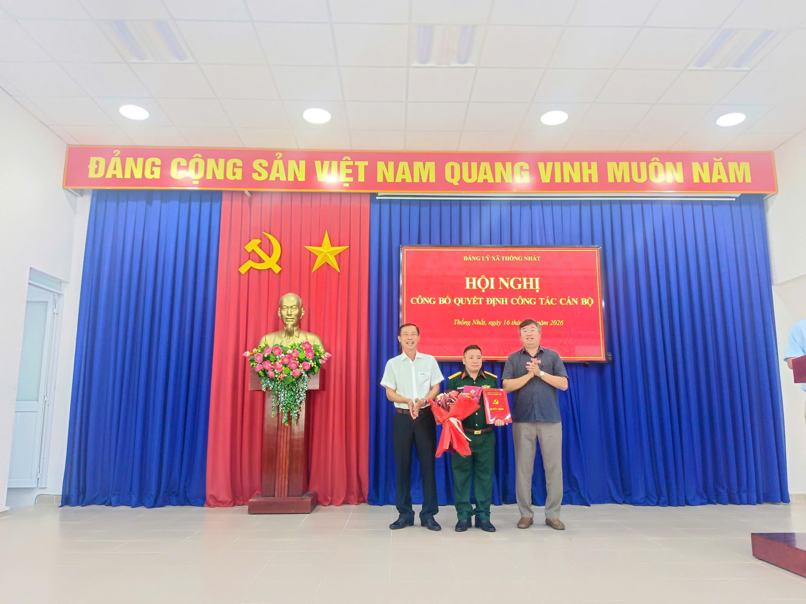 Lãnh đạo Đảng ủy xã trao quyết định và tặng hoa cho đồng chí Nguyễn Văn Hồng Chỉ huy trưởng BCH Quân sự xã