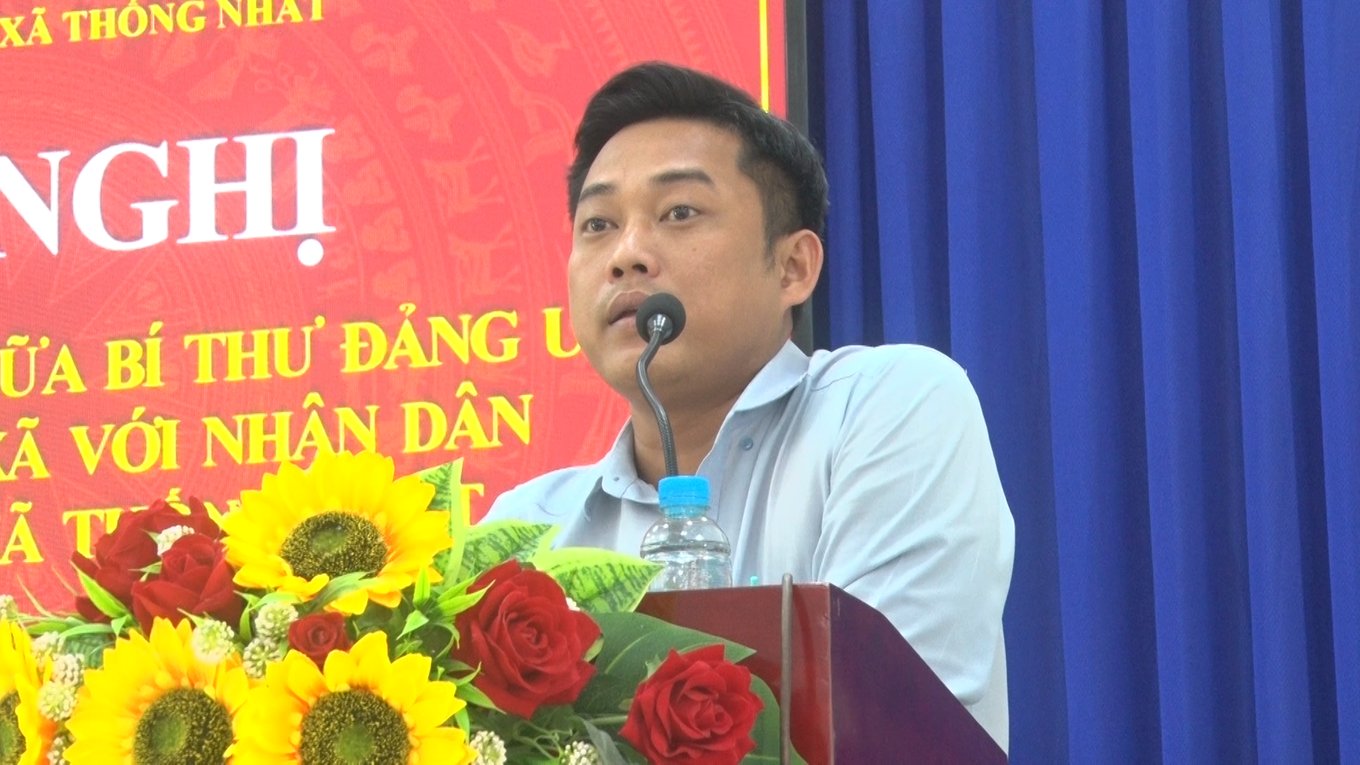 Đại diện công ty cấp nước Gia tân giải đáp kiến nghị của người dân