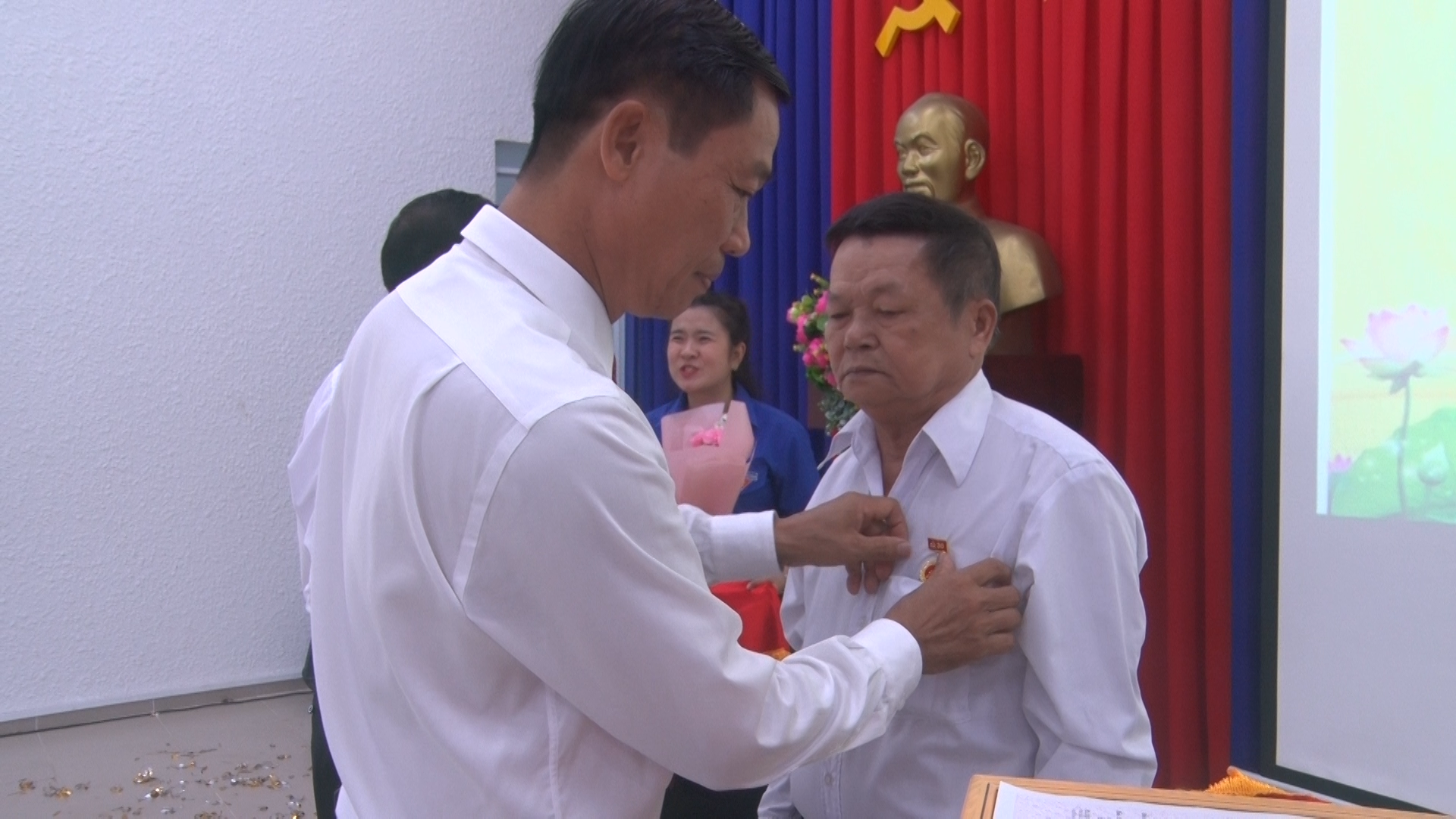 Đồng chí Trịnh văn Trường Bí thư Đảng ủy, Chủ tịch HĐND xã trao huy hiệu 30 năm tuổi Đảng cho đồng chí Nguyễn Đức Dũng thuộc chi bộ ấp Suối Son