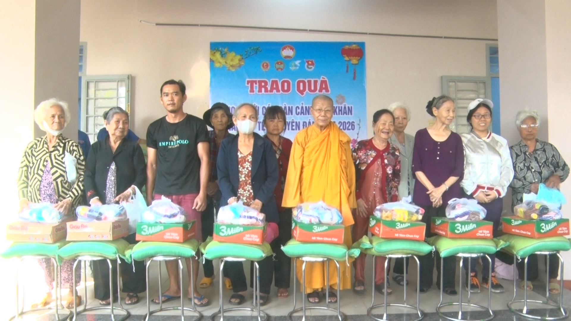 Ni trưởng Tín Liên Trụ trì Thiền viện Minh Đăng trao quà cho các hộ dân có hoàn cảnh khó khăn