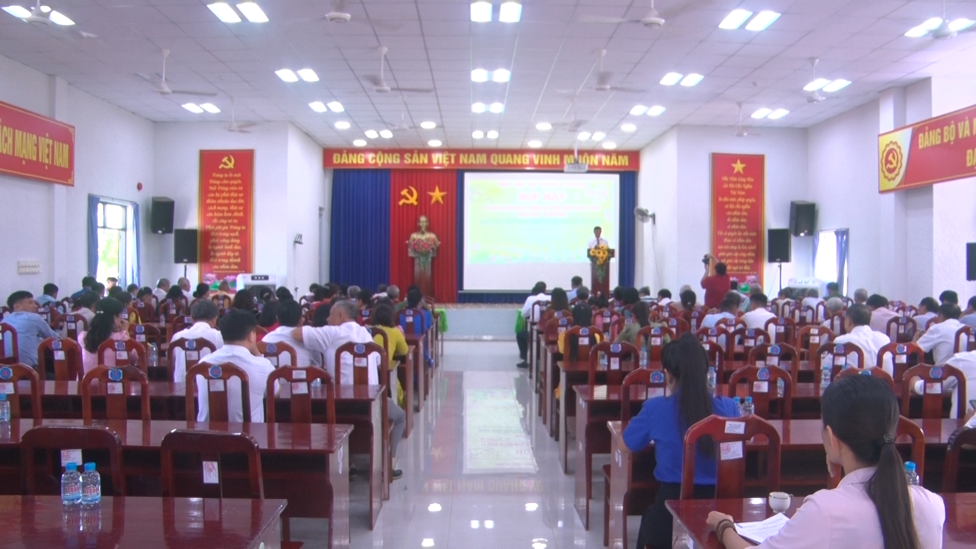 Toàn cảnh buổi họp mặt