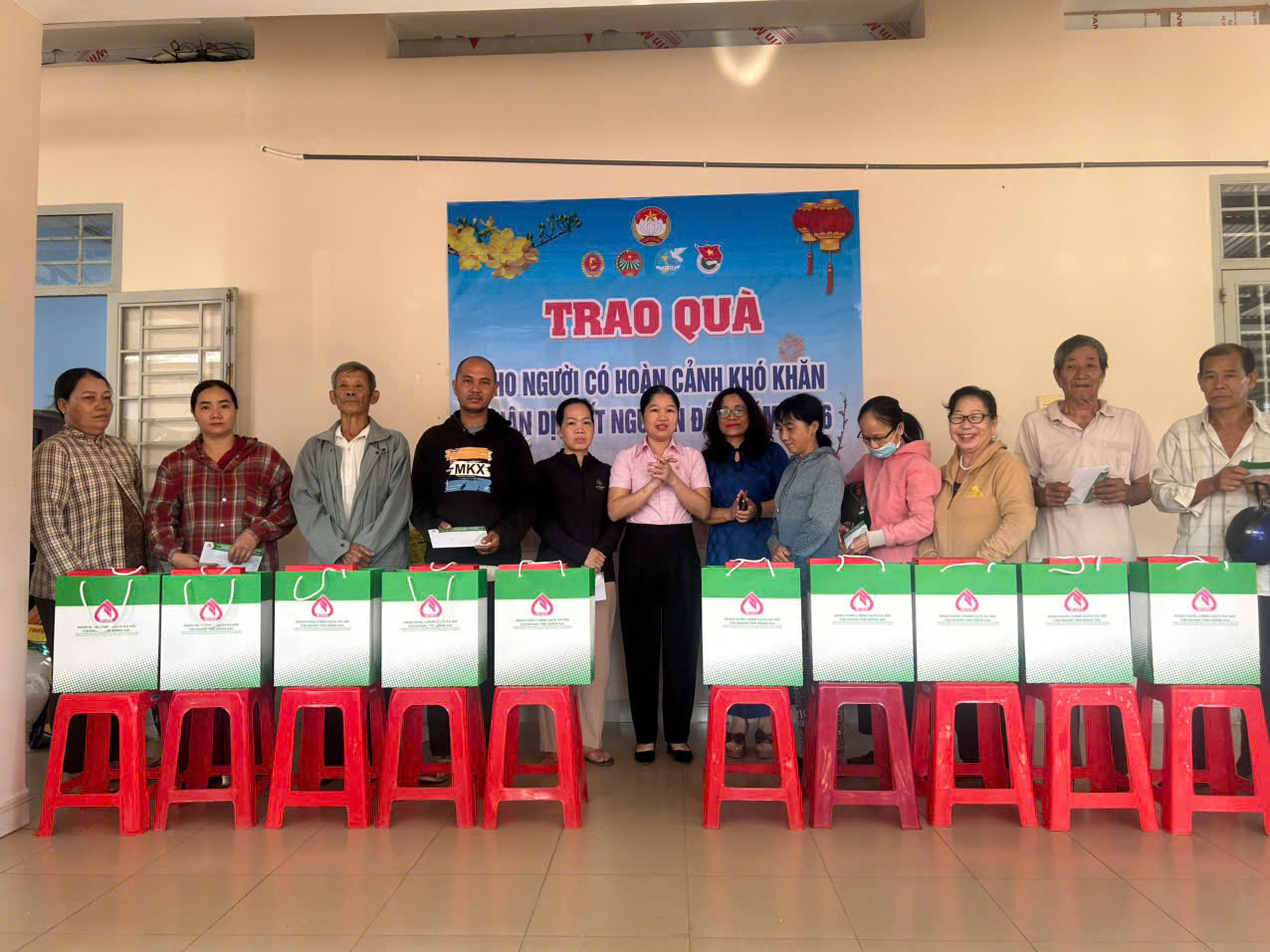 TRAO QUA TET THONG NHAT