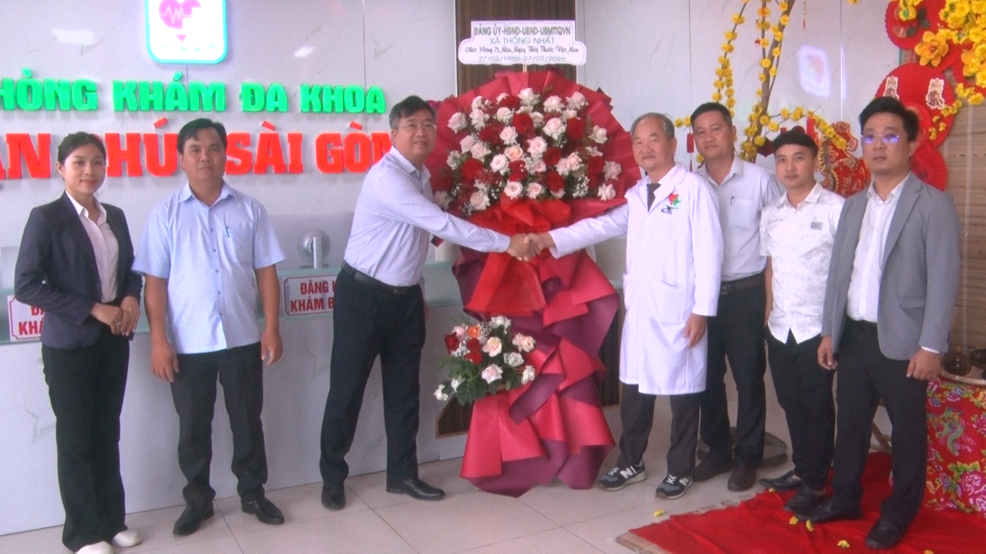 Đồng chí Phạm Hồng Đông Phó bí thư, Chủ tịch UBND xã tặng hoa chúc mừng tập thể cán bộ, y bác sỹ Phòng khám đa khoa Vạn Phúc