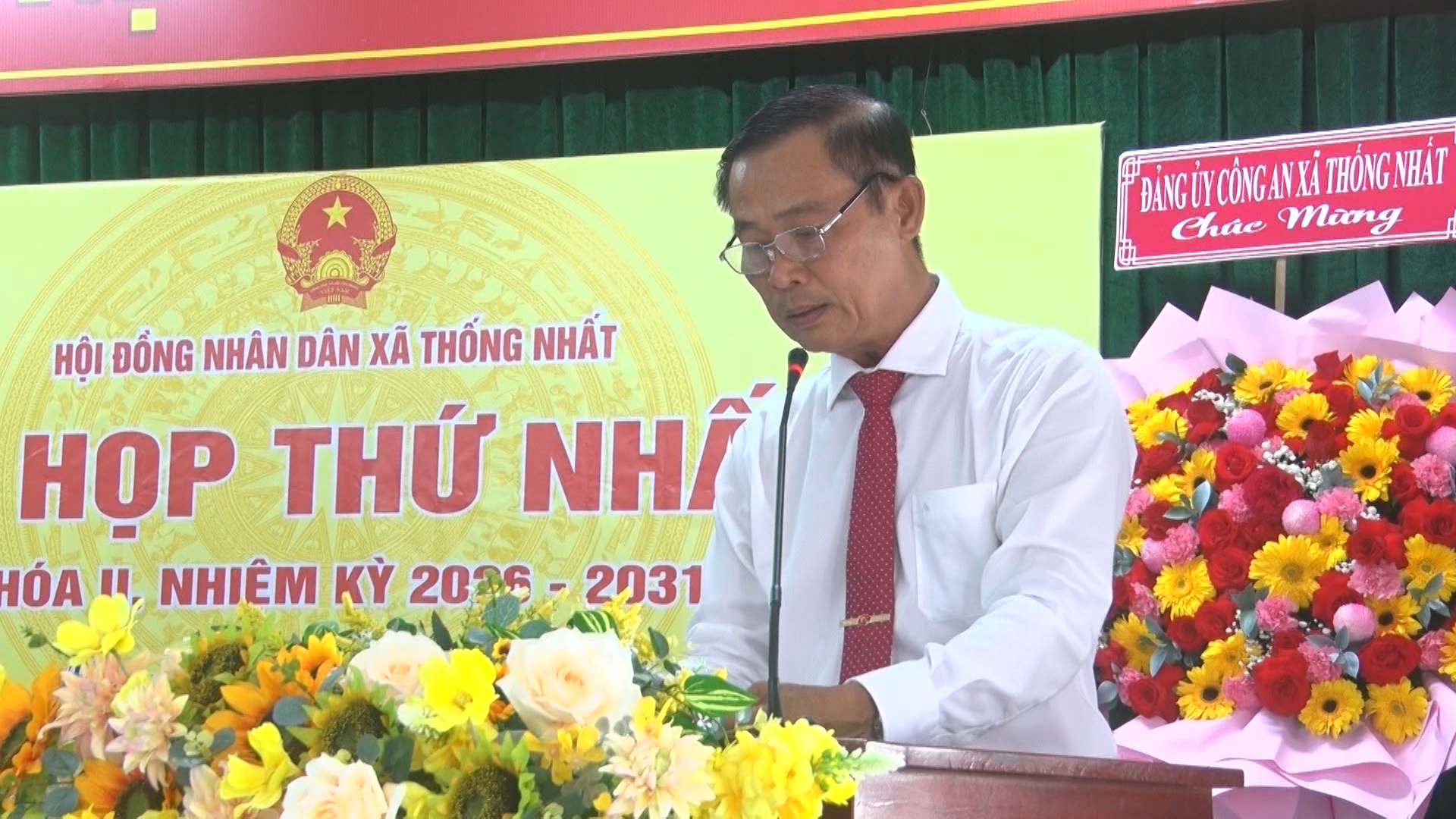 Đồng chí Trịnh Văn Trường Bí thư Đảng ủy Chủ tịch HĐND xã đọc diễn văn khai mạc kỳ họp