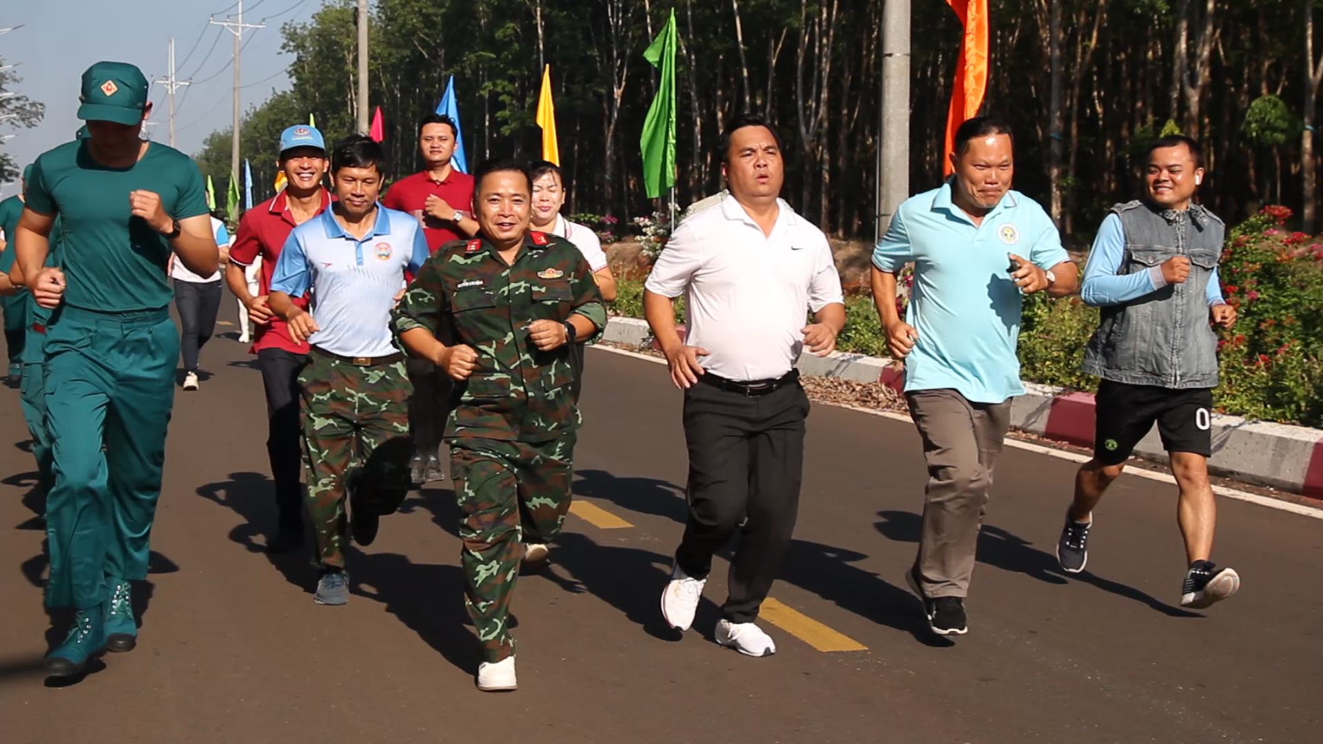 Lãnh đạo xã Thống Nhất cùng gần 1 000 người tham gia ngày hội
