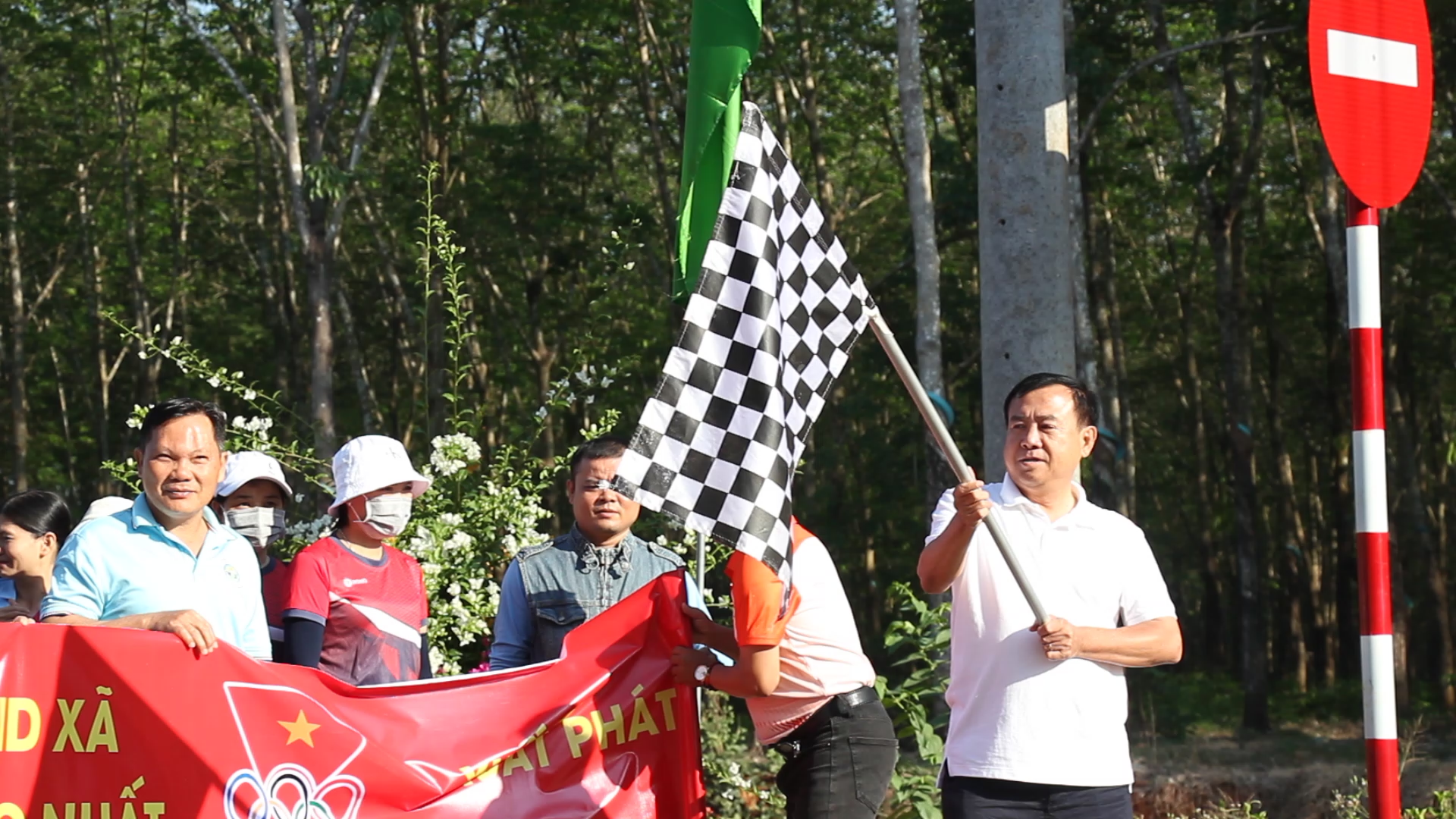 Ông Ngô Văn Dũng Phó Chủ tịch UBND xã Thống Nhất phất cờ hiệu xuất phát tại ngày hội Olimpic vì sức khỏe toàn dân năm 2026