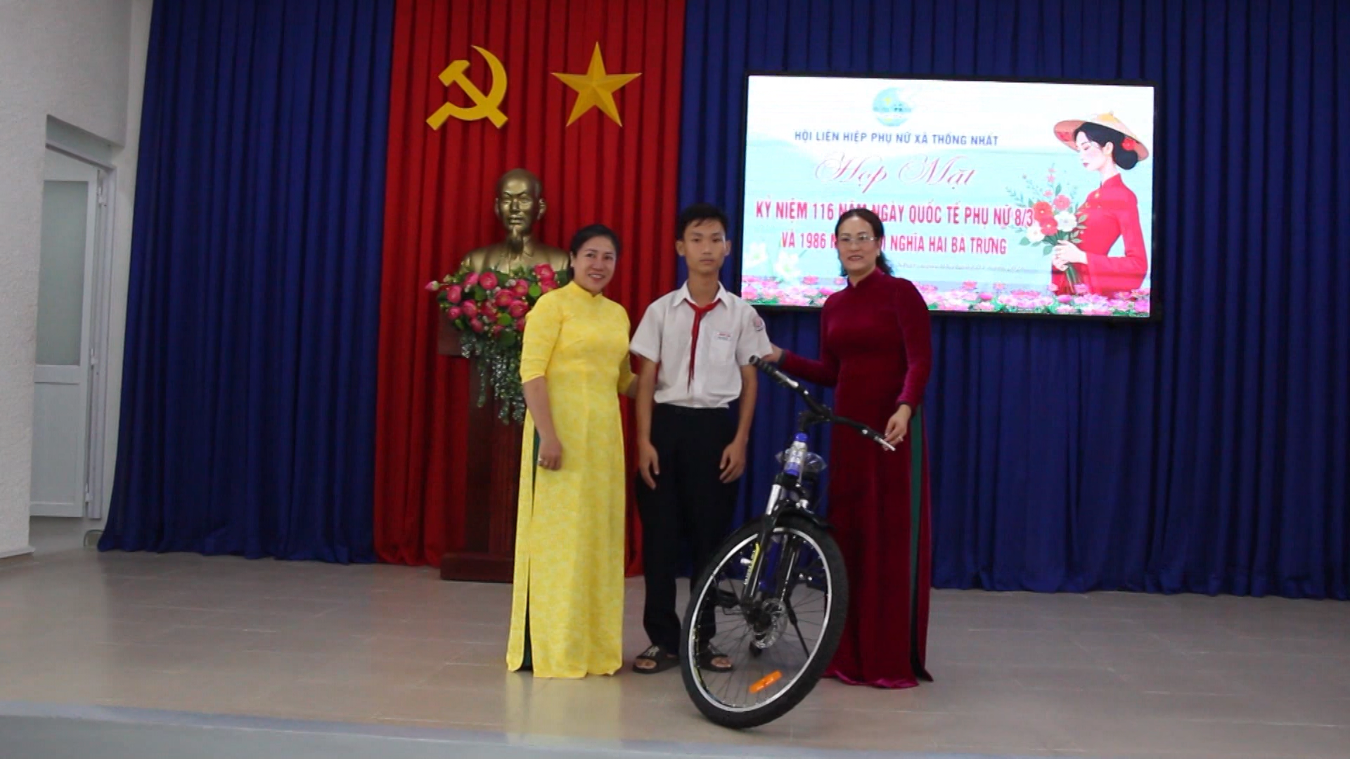 Tặng xe đạp học bổng cho học sinh có hoàn cảnh khó khăn vươn lên học giỏi