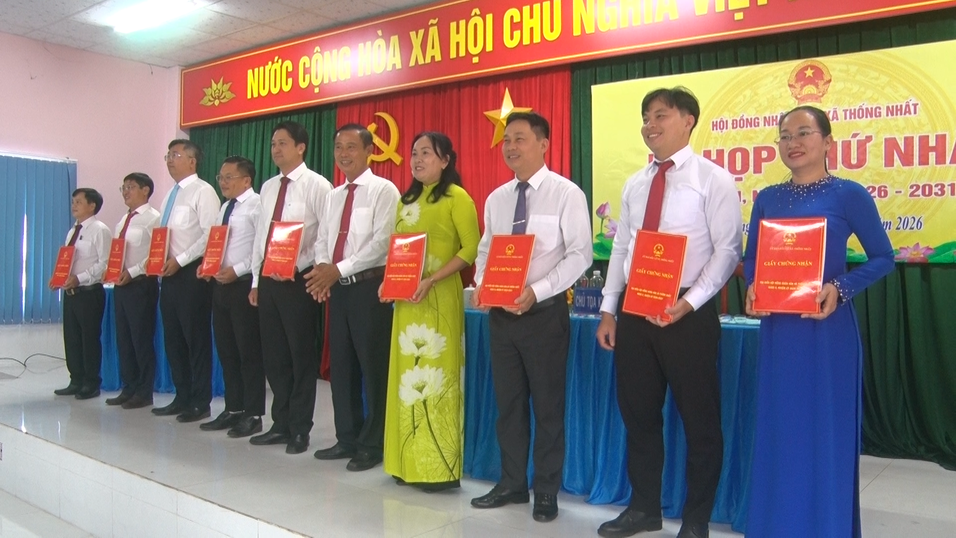 Trao các quyết định công nhận tư cách đại biểu HĐND xã Thống Nhất khóa II, nhiệm kỳ 2026 2031