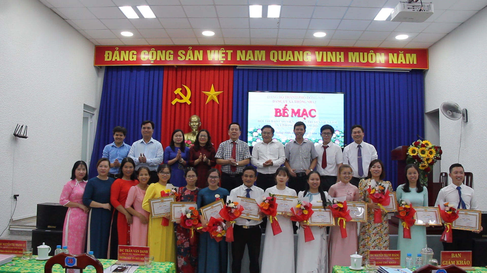 Ban tổ chức chụp hình lưu niệm với các thí sinh tại hội thi
